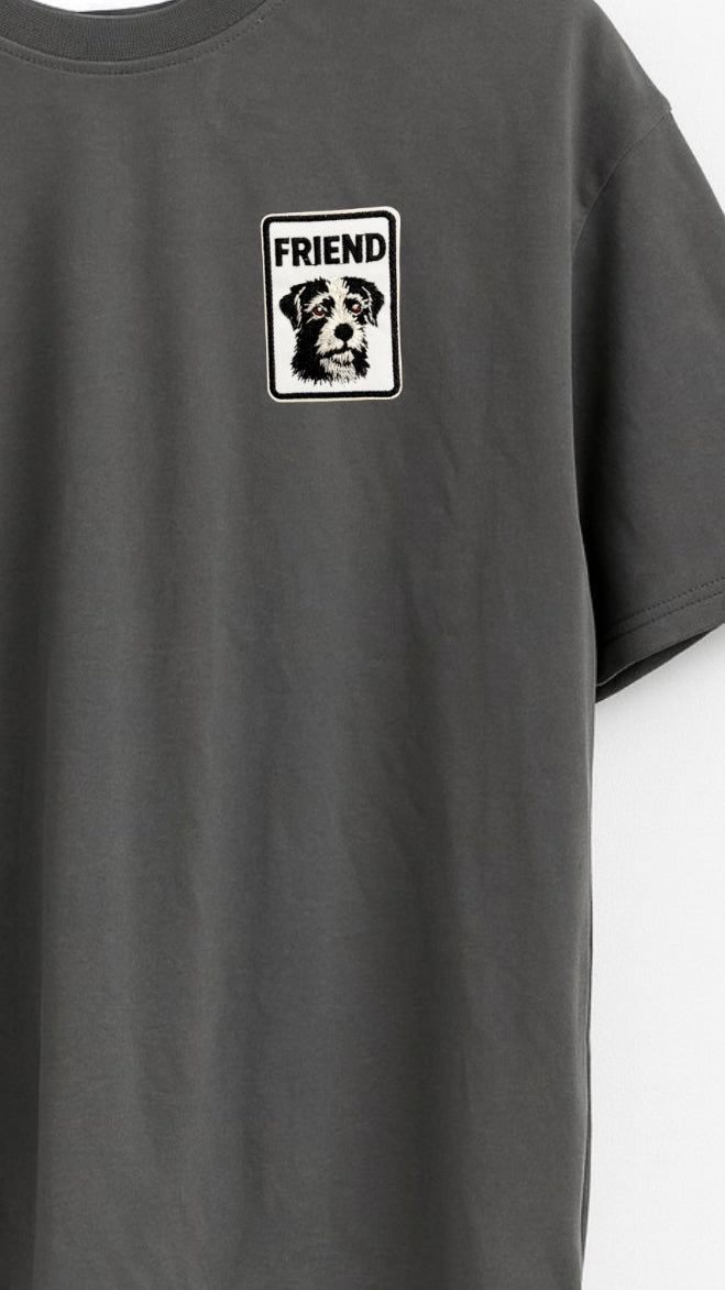 חולצה אפורה כלב